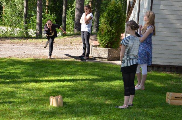 Kajaanin kesätapahtuman mölkkykilpailun osallistujia 27.7.2013