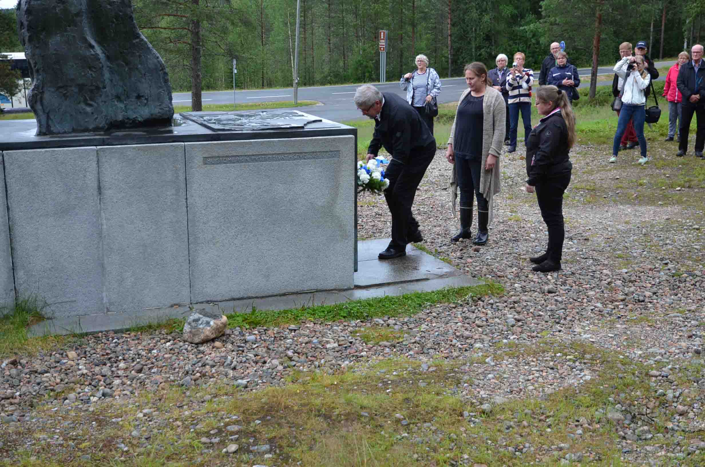 Alvar Aallon suunnitelemalle Liekkipatsaalle Oikaristen kukkalaitteen laskivat Erkki Oikarinen, Anne Väkiparta ja Sirpa Heikkinen.