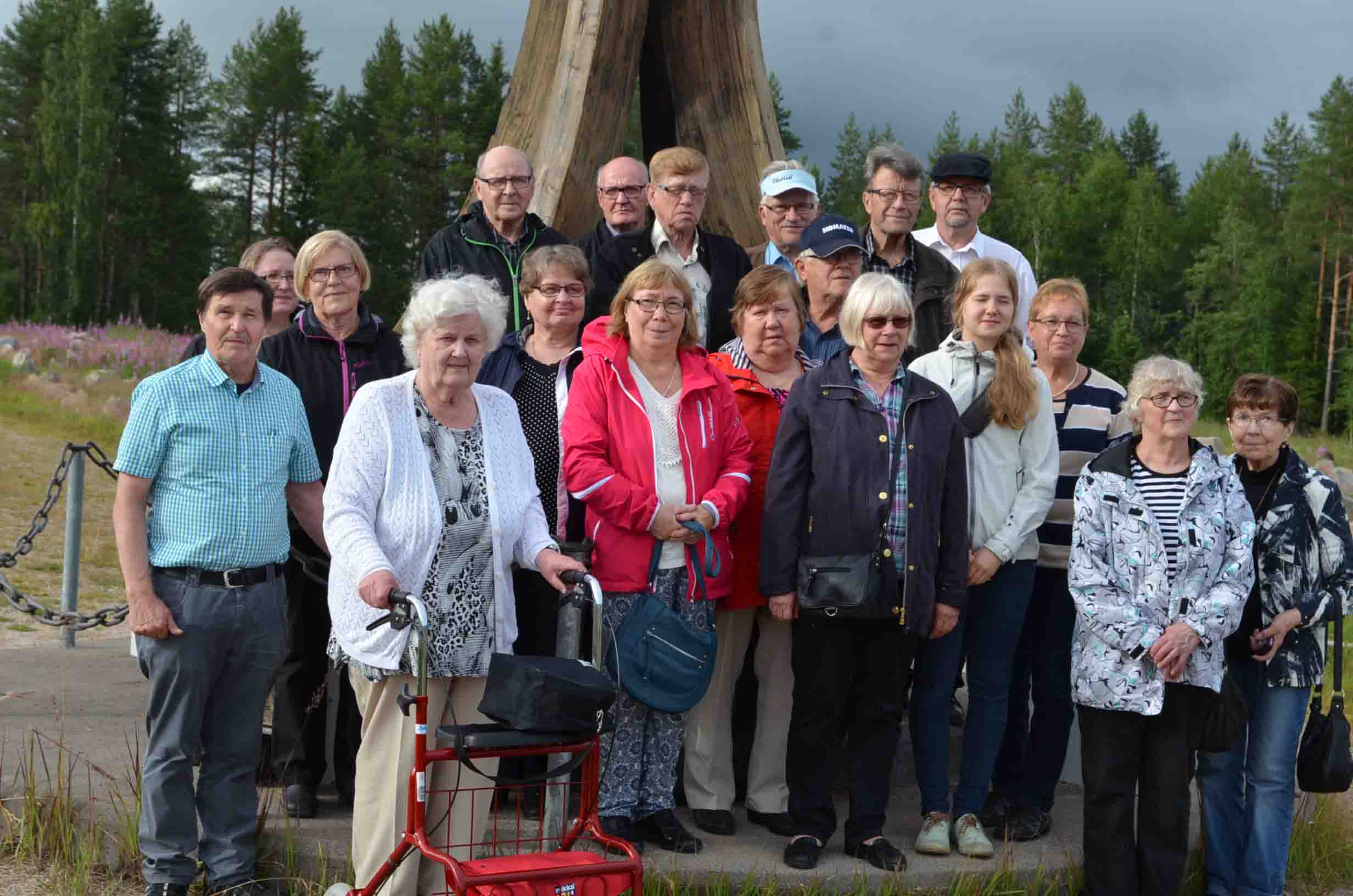 Retken yhteiskuva Talvisodan monumentilla. Vas. Veikko Rusanen, Sirpa Heikkinen, Elsa Lomu, Kaija Oikarinen, Erkki Oikarinen, Anja Oikarinen, Kalle Oikarinen, Kerttu Oikarinen, Jorma Oikarinen, Elsa Mikkonen, Pertti Oikarinen, Heikki Oikarinen, Hilkka Oikarinen, Eero Oikarinen, Erkki Oikarinen, Sirkka Kinnunen, Saara Pirilä ja Rauni Keränen.